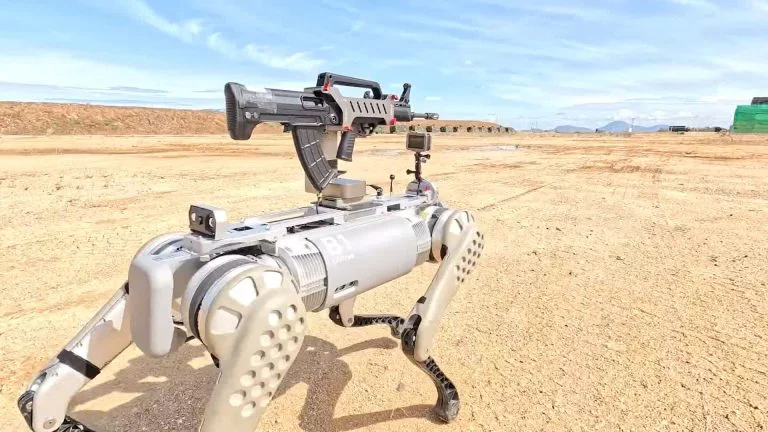 Iata-ne din nou: Cel mai nou soldat al Chinei este un caine robot cu o pusca atasata pe spate
