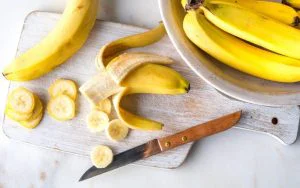 Calorii Banană 100g: Coaptă vs. Verde, Roșie și Diferențe Nutriționale