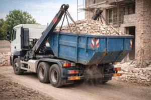 Renovare sau construcție? Află cât costă un container de moloz și cum alegi corect